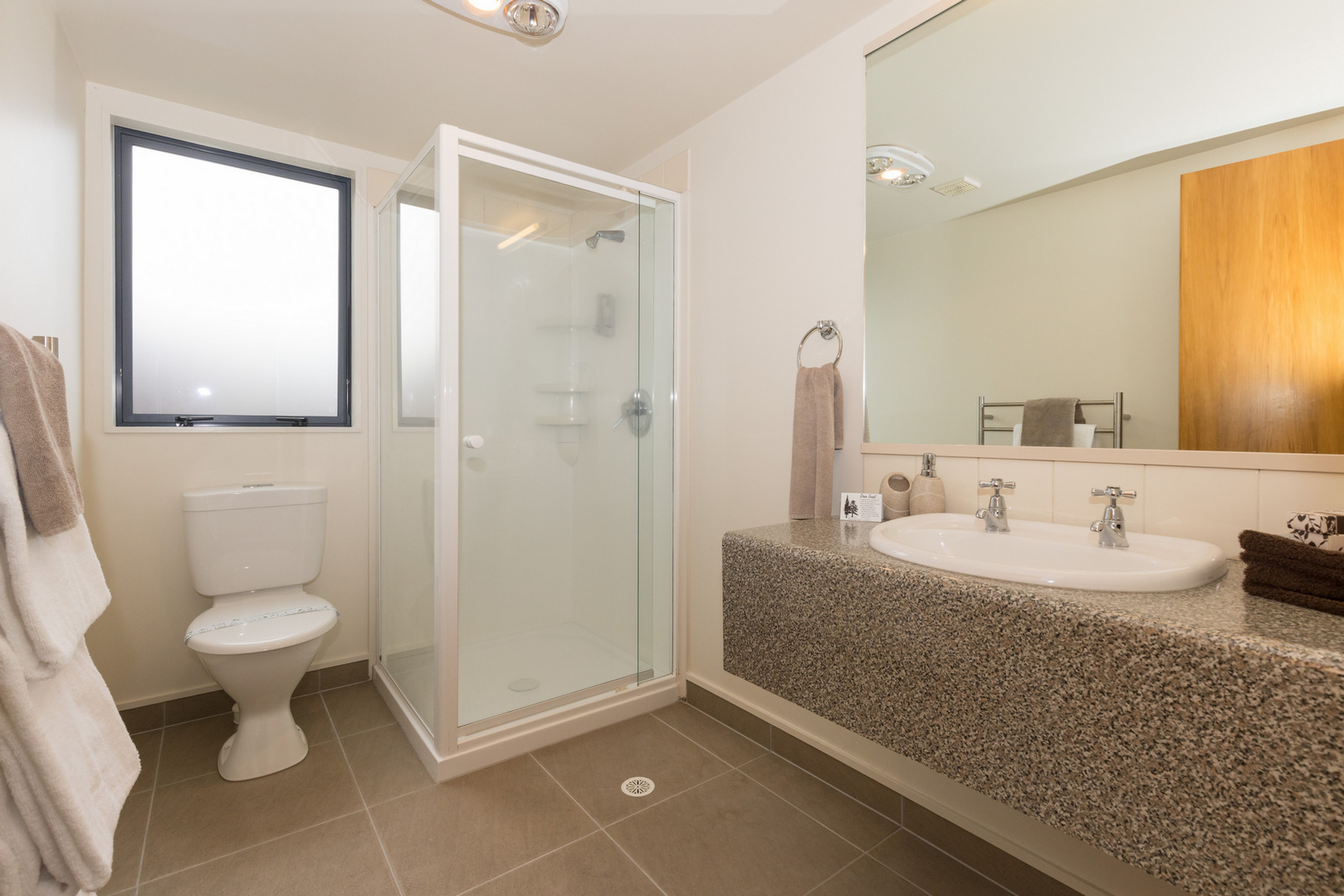 Dunedin accommodation bathroom