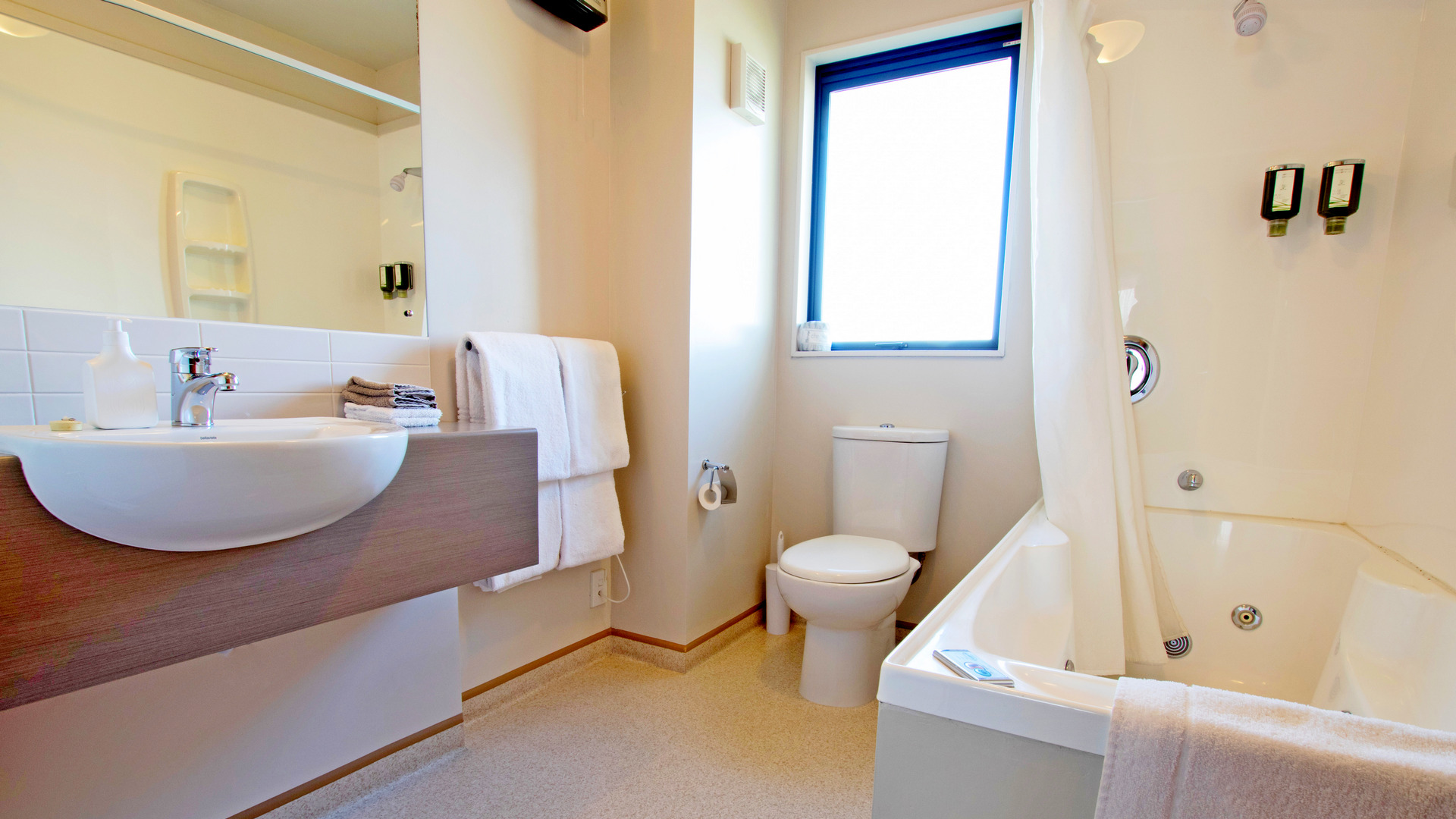 Studio bathroom Kaikoura Motel