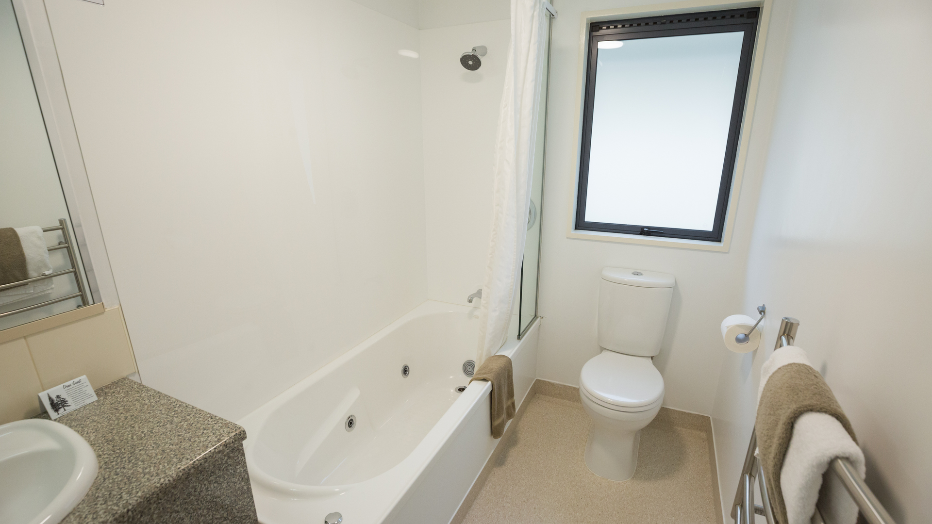 Studio room bathroom Queenstown