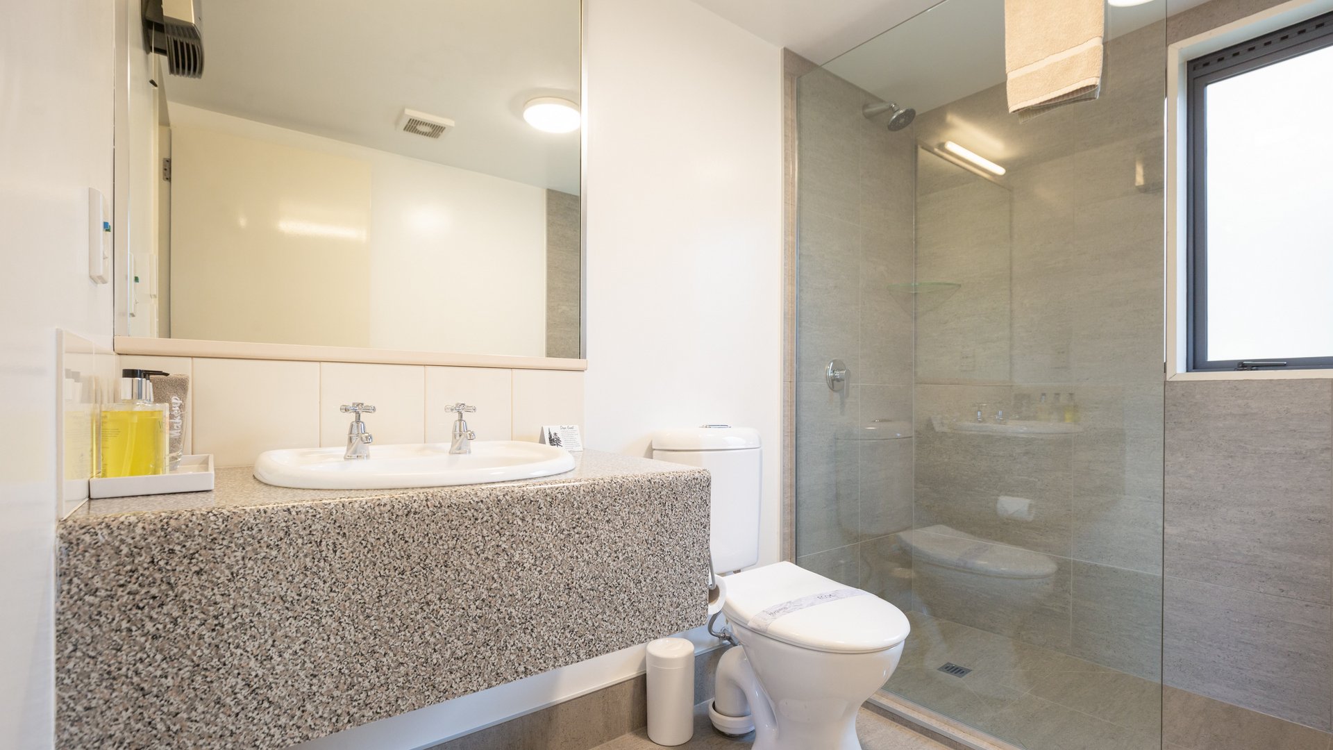 Queenstown motel bathroom