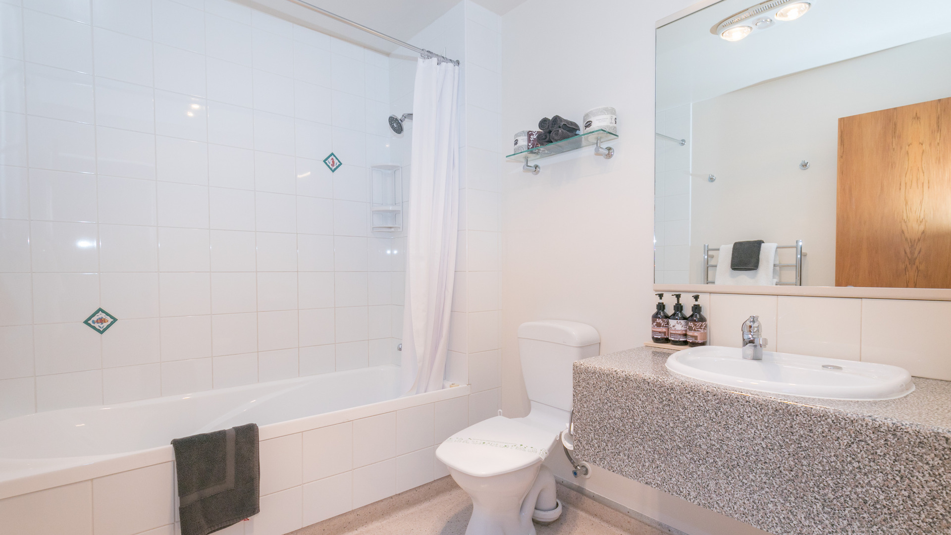 Wanaka hotel bathroom