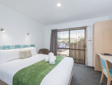 Compact Queen Studio, Bella Vista Nelson