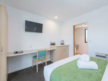 Compact Queen Studio, Bella Vista Nelson