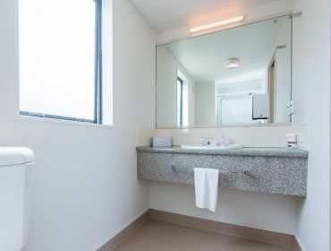 Queen Studio bathroom, Bella Vista Nelson
