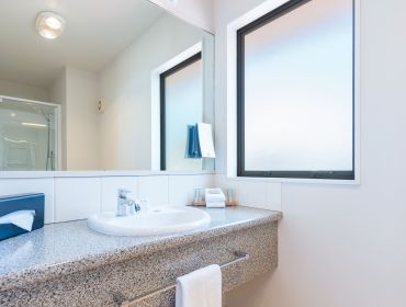 Queen Studio bathroom, Bella Vista Nelson