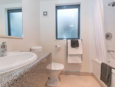 King Spa Studio bathroom